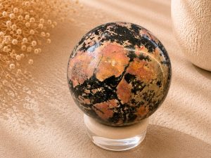 Sphère en Rhodonite Naturelle sur Socle – Pierre de Guérison Émotionnelle et d’Harmonie 406Gr
