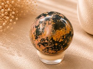 Sphère en Rhodonite Naturelle sur Socle – Pierre de Guérison Émotionnelle et d’Harmonie 447Gr