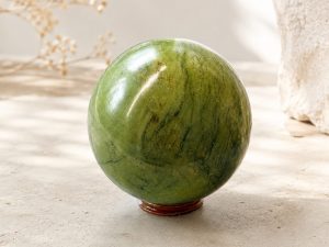 Sphère en Serpentine Verte Naturelle sur Socle en Bois – Pierre d’Harmonie et de Protection 365gr