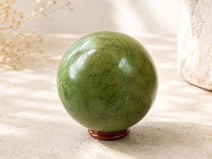 Sphère en Serpentine Verte Naturelle sur Socle en Bois – Pierre d’Harmonie et de Protection 337Gr