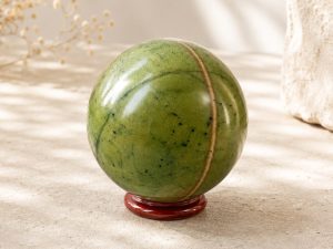 Sphère en Serpentine Verte Naturelle sur Socle en Bois – Pierre d’Harmonie et de Protection
