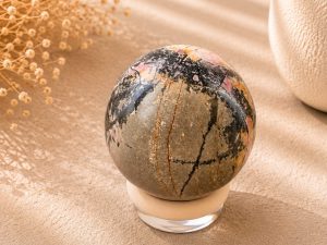 Sphère en Rhodonite Naturelle sur Socle – Pierre de Guérison Émotionnelle et d’Harmonie 448Gr