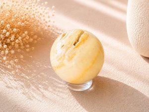 Sphère en Aragonite Naturelle sur Support – Pierre d’Ancrage et d’Harmonie