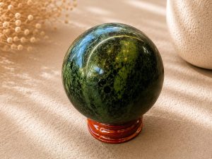 Sphère en Jade Néphrite Naturel sur Support – Pierre de Protection, Harmonie et Prospérité