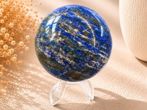 Sphère en Lapis-Lazuli Naturel sur Socle – Pierre de Sagesse, Intuition et Communication  1,365kg