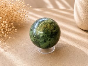 Sphère en Jade Néphrite Naturel sur Support – Pierre de Protection, Harmonie et Prospérité 229Gr
