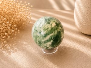 Sphère en Jade Vert Naturel sur Support – Pierre de Chance, Protection et Harmonie