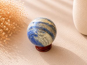 Sphère en Lapis-Lazuli Naturel sur Socle – Pierre de Sagesse, Intuition et Communication 307Gr