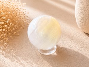 Sphère en Mangano Calcite Naturelle sur Support – Pierre d’Amour et d’Apaisement
