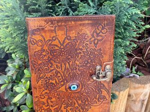 Grimoire marron oeil