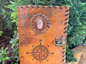 Grimoire boussole et cristal de roche