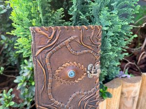 Grimoire marron œil