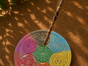 Porte-Encens 7 Chakras en Métal – Support d’Encens Spirituel Multicolore