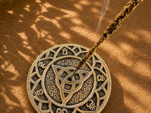 Porte-Encens Triquetra Celtique en Métal Artisanal – Support pour Bâtonnets d’Encens