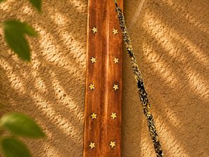 Porte-Encens en Bois Gravé Fleur de Lotus – Support à Encens Artisanal