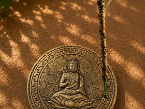 Porte-Encens Bouddha Rond en Métal Artisanal – Support Zen pour Bâtonnets d’Encens