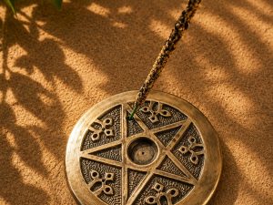 Porte-Encens Pentagramme en Métal Artisanal – Support pour Bâtonnets d’Encens